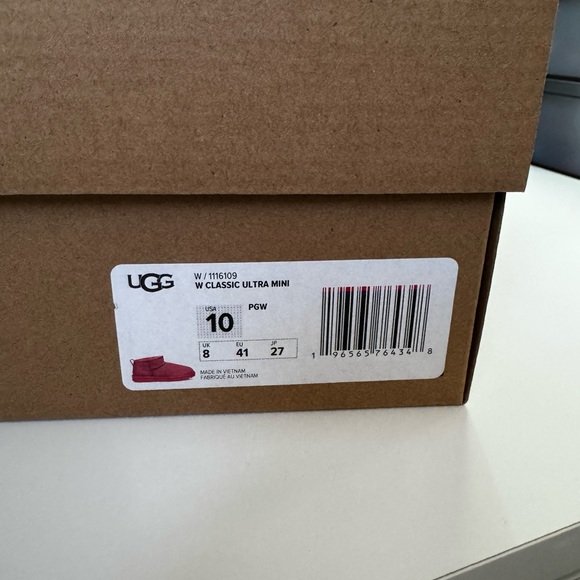 Women’s classic ultra mini UGGS - Picture 2 of 4